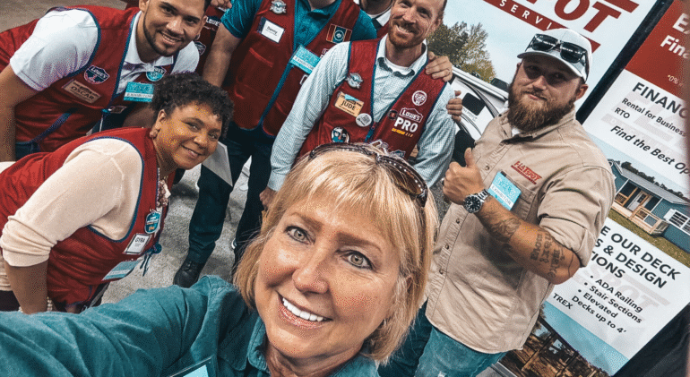 The photo shows employees of Flatspot Decking Services with trade fair participants.
