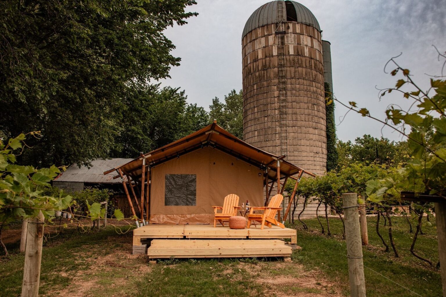 Painted Prairie Vinery — modular deck by Flatspot